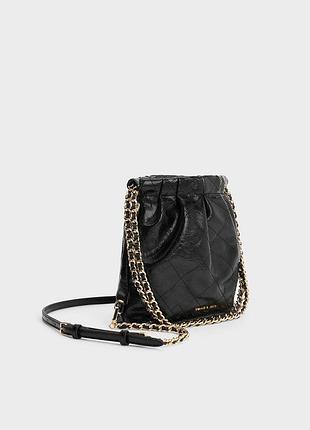 Чорна стьобана сумка charles & keith julia з ланцюжком
