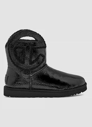 Стильні черевики ugg x telfar logo mini crinkle із фактурної лакованої шкіри з впізнаваним круглим вирізом логотипа бренда на халяві.розмір:40