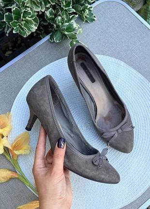 Сірі замшеві туфлі човники на шпильках з бантиком zara