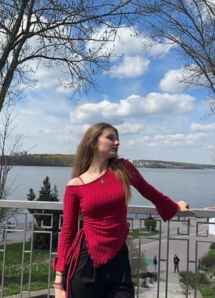 Светр жіночий червоний з відкритим плечем
