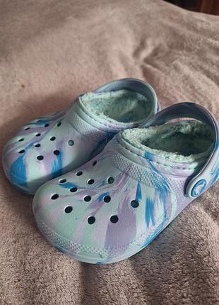 Шльопанці для дівчинки crocs c10 різнокольорові з утепленням