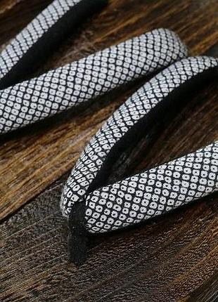 Традиційні японські дерев'яні сандалі гета