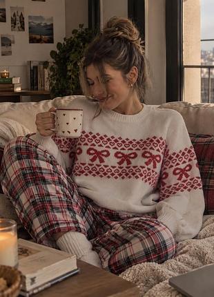 Светр жіночий hollister з бантиками молочний розмір l