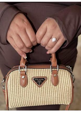 Плетена сумка prada типу боулер (bowling bag), виготовлена з комбінації соломи