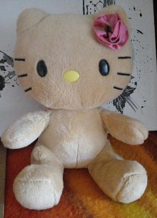 Игрушка hello kitty. бежевого цвета.