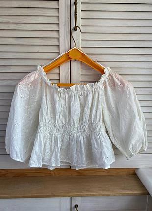Белая блузка-селка с цветочной вышивкой. zara