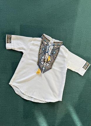 Вишиванка для хлопчика, біла з синьо-жовтим орнаментом