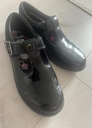 Туфлі дитячі clarks чорні лаковані