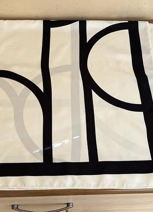 Хустка жіноча h&m біла з чорним геометричним принтом