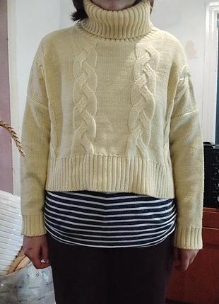 Жовтий светр короткий