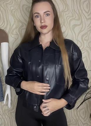 Жіноча сорочка з екошкіри, чорна