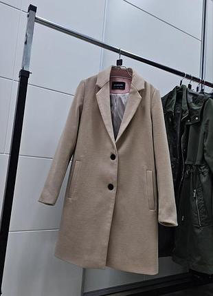​бежевое пальто stradivarius (размер m / 38)