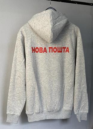 Серое худи с логотипом «новая почта» и принтом на спине