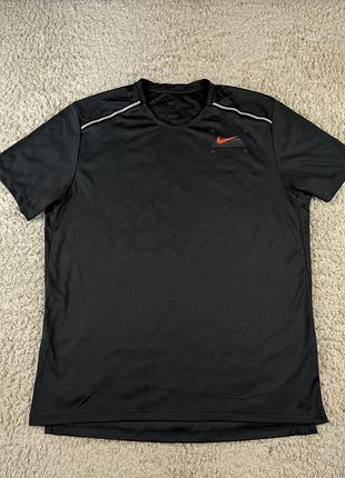 Чоловіча темно-сіра спортивна синтетична футболка nike dri-fit для спортзалу та активного відпочинку  з логотипом