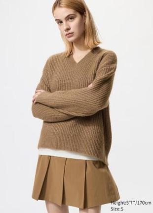 Uniqlo светр з v-подібним вирізом