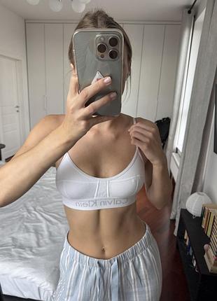 Білий топ calvin klein