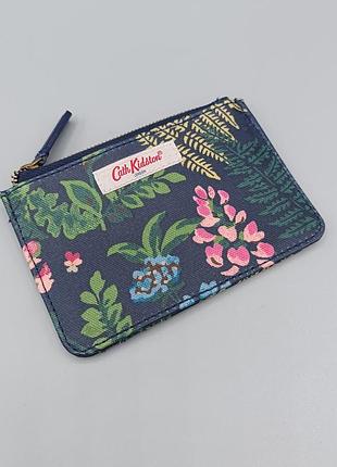 Темно-синій гаманець для карток і монет від cath kidston із яскравим ботанічним принтом та застібкою-блискавкою.