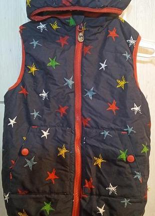 Двостороння утеплена жилетка з капюшоном frugi (англія), розмір 116-122 (6-7 років)