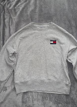 Женский оверсайзный свитшот от tommy jeans с фирменным прямоугольным логотипом на груди