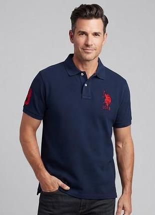 Темно-синя футболка-поло від бренду u.s. polo assn. з великим вишитим червоним логотипом гравця в поло на грудях