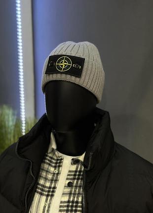 Шапка с патчем stone island серая