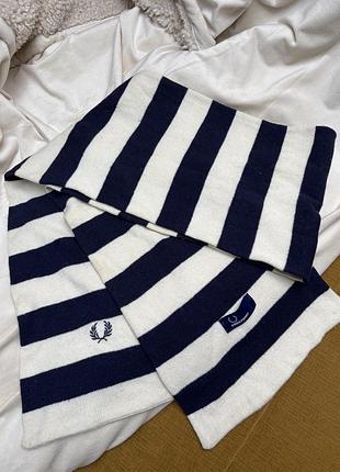 Шарф fred perry в полоску бело синюю