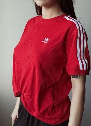 Жіноча футболка adidas червона з білими смужками