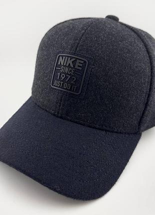 Чоловіча зимова бейсболка nike з італійської вовни з вухами (темно-сіра з чорним козирком)