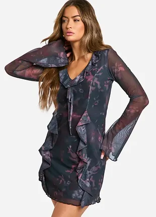 Мини-платье blur floral mesh flare sleeve mini dress от boohoo из полупрозрачной сетки с размытым цветочным принтом и расклешенными рукавами