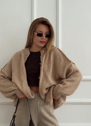 Жіночий кардиган з акцентними ґудзиками