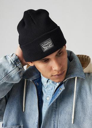 Вязаная шапка levi’s backpatch beanie 000j40003 - черная с классическим патчем levi's, 100% хлопок. оригинал.