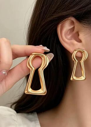 Акцентные серьги замок 7