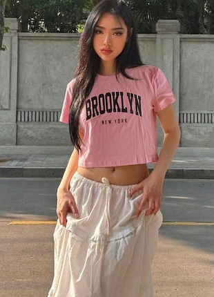 Футболка рожева укорочена 💖 с принтом brooklyn 👚 кроп топ y2k 🌸 стильная летняя футболка