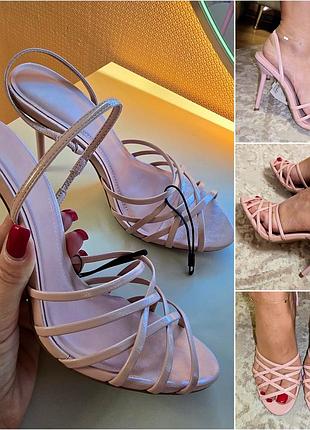 Босоніжки zara на підборах, пудрово-рожевого кольору.