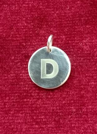 Кулон круглый из серебра буква d