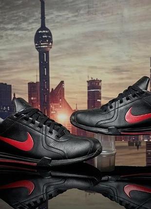 Мужские кроссовки nike (арт. 599559-013) в классическом черном цвете с яркими красными акцентами.