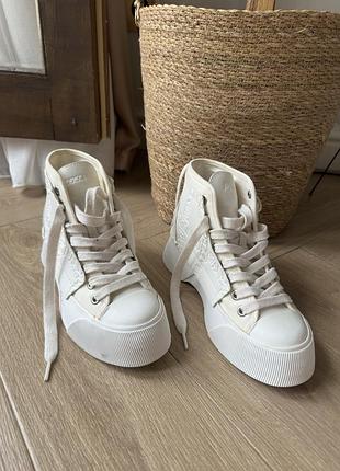 Кросівки жіночі jw anderson embossed high-top sneakers білий