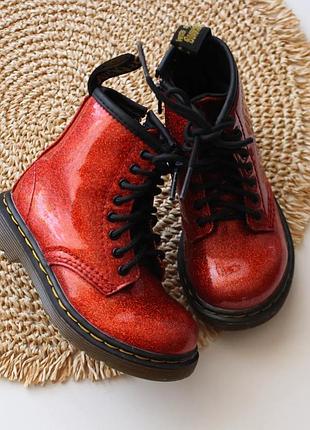 Стильные красные блестящие демисезонные ботинки dr martens 23р