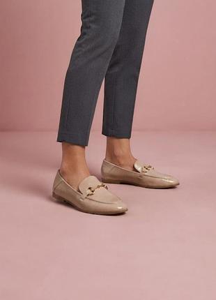Лофери лаковані, бежеві. primark