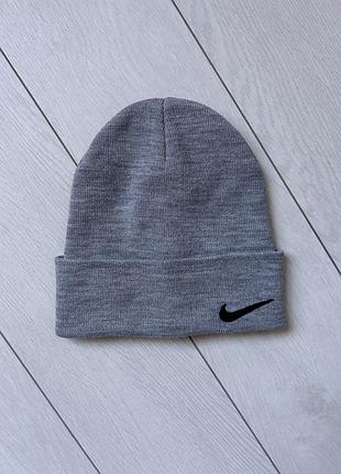 Серая вязаная шапка-бини с отворотом и вышитым черным логотипом nike swoosh  зимова тепла сіра шапка nike з вишитим  зимняя шапка