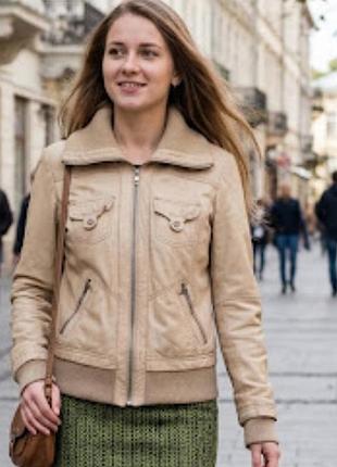 Шкіряна куртка молочного кольору з шкіри овці bershka