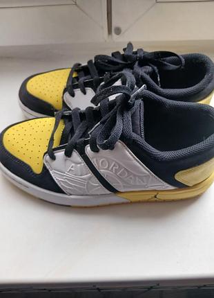 Кросівки для хлопчика nike jordan чорно-жовті, розмір eur 37,5, устілка 23,5 см