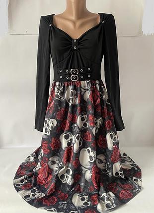 Готична сукня з черепами та трояндами (в стилі rock/gothic/pin-up) розміру с; готическое платье в панк-стиле с черепами и розами на расклешенной юбке