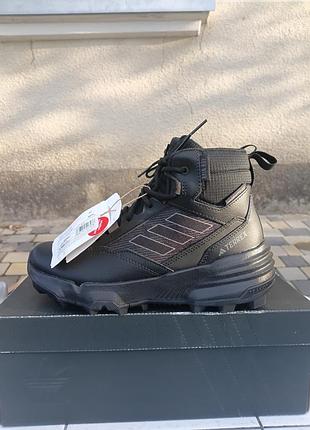 Чорні трекінгові черевики adidas terrex unity lea mi if4987 на мембрамі waterproof,не промокають
розмір 38 довжина устілки  23.5 см
нові з коробкою