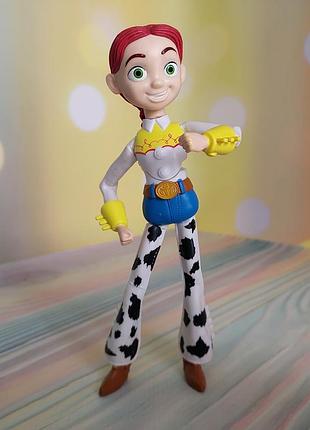 Фигурка джесси из мультфильма «история игрушек» производства компании mattel
