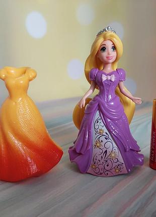 Мініфігурка ляльки рапунцель із серії disney princess magiclip від бренду mattel разом із додатковою змінною сукнею