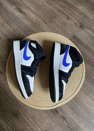 Кросівки підліткові унісекс air jordan 1 mid чорно-білі з синім, розмір 38, довжина устілки 24 см