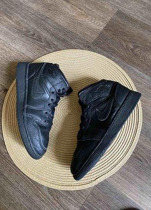 Кросівки дитячі nike air jordan 1 mid чорні 35.5, довжина устілки 22.5 см, шкіра