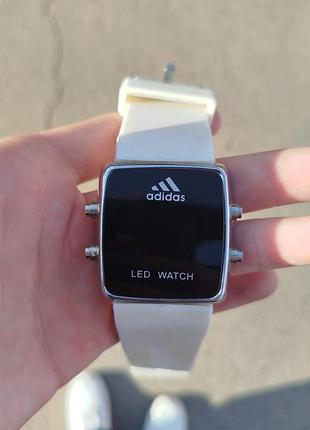 Белые часы adidas