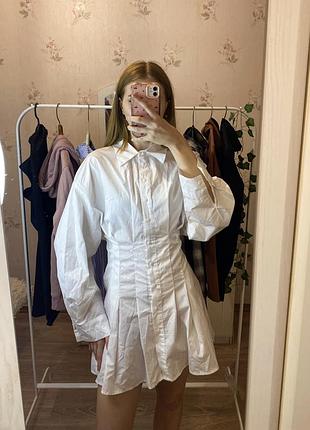 Сукня-сорочка біла утягуюча по талії